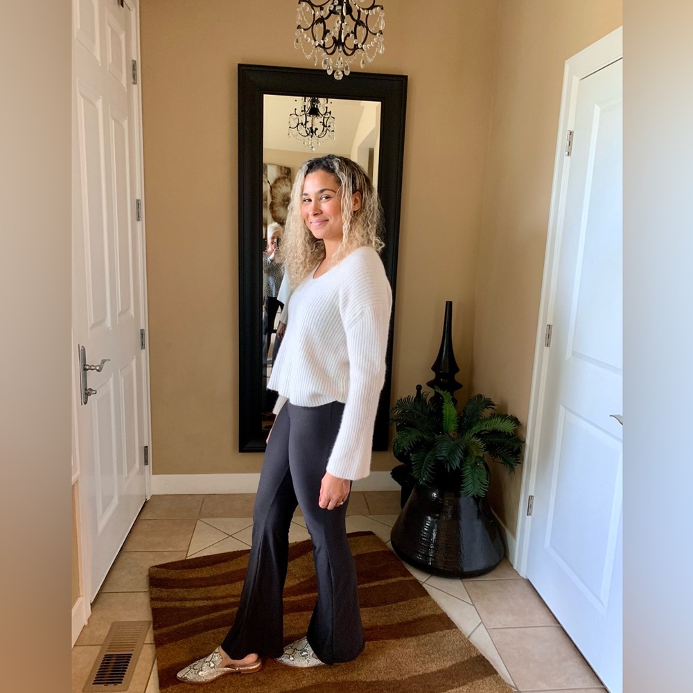 LN 360 CASHMERE V-NECK SWEATER. DESIGNED FOR RELAXED FIT. LONG RIBBED SLEEVES. - Picture 2 of 6